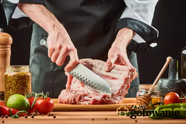 Mężczyzna kroi mięso nożem Santoku