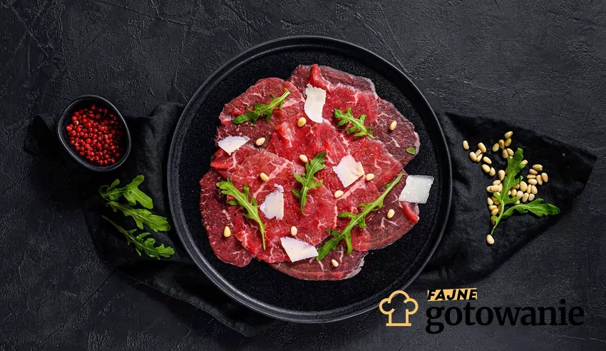 Carpaccio stanowi elegancką przystawkę Carpaccio wołowe w czarnym talerzu