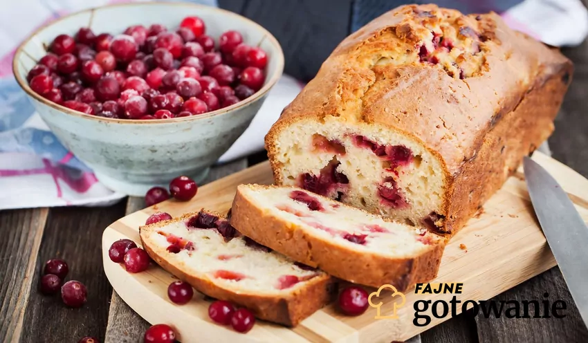 Żurawina nadaje dodatkowego smaku różnym wypiekom Ciasto z dodatkiem żurawiny ułożone na drewnianej desce