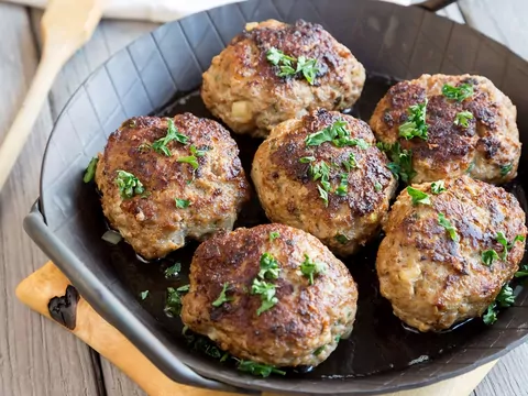 Ile jajek dodać na kg mięsa mielonego?