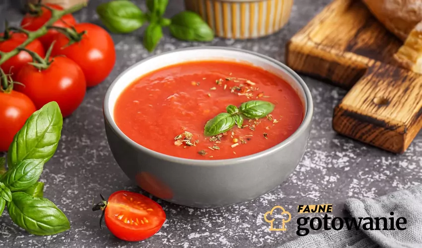 Zupa pomidorowa to ukochana zupa wielu osób Zupa pomidorowa w szarej miseczce