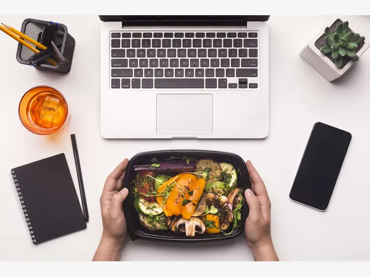Ilustracja: Jakie jedzenie zabrać do pracy? Oto pomysły na smaczne i zdrowe pomysły na obiad pracy
