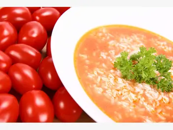 Ilustracja jak zagęścić zupę pomidorową