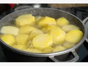 Ilustracja co można zrobić z ugotowanych ziemniaków