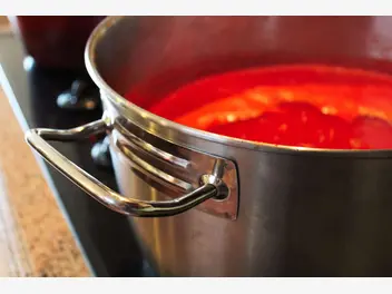 Ilustracja jak zrobić sos do spaghetti z koncentratu
