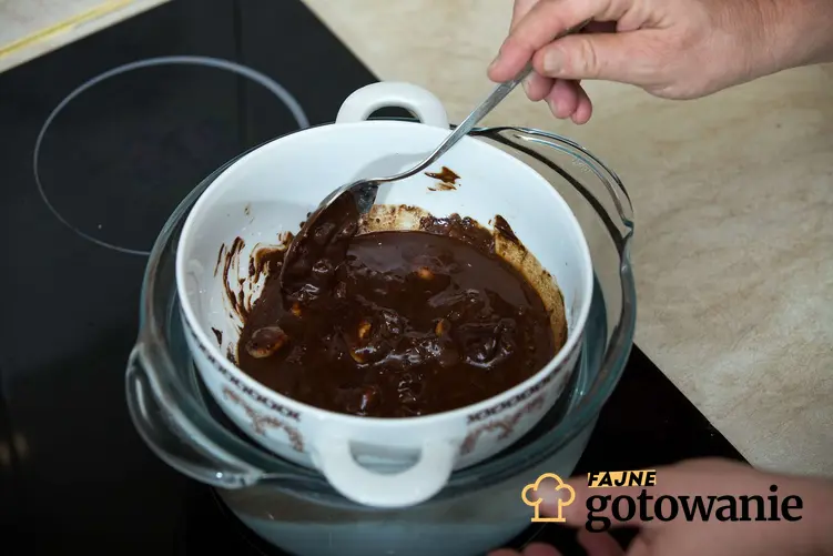 Jak rozpuścić czekoladę w kąpieli wodnej
