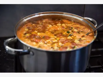 Ilustracja jak ugotować zupę pomidorową