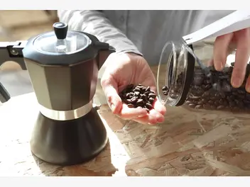 Ilustracja jak zrobić kawę w kawiarce