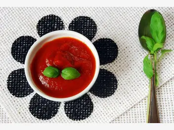 Ilustracja jak zrobić sos pomidorowy z koncentratu