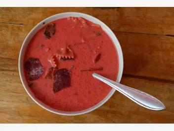 Ilustracja jak zabielić zupę
