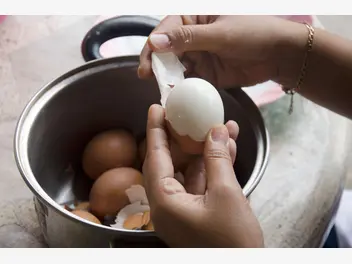 Ilustracja jak obrać jajko