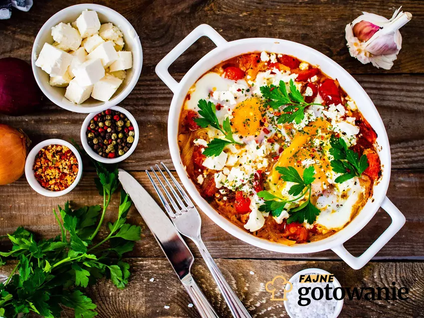 Pomidory i ser mozzarella Shakshuka