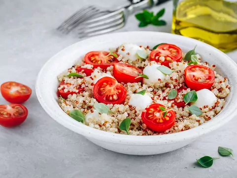 Przepis: Sałatka z kaszą bulgur z suszonymi pomidorami i mozzarellą