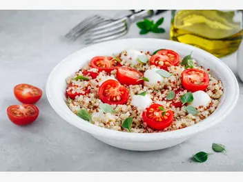 Ilustracja przepisu na: sałatka z kaszą bulgur z suszonymi pomidorami i mozzarellą