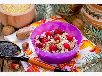 Ilustracja przepisu na: sałatka z kaszą bulgur ze świeżymi owocami, miodem, orzechami i jogurtem
