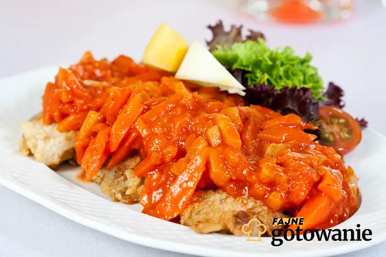 Ryba po grecku tradycyjna podana na talerzu