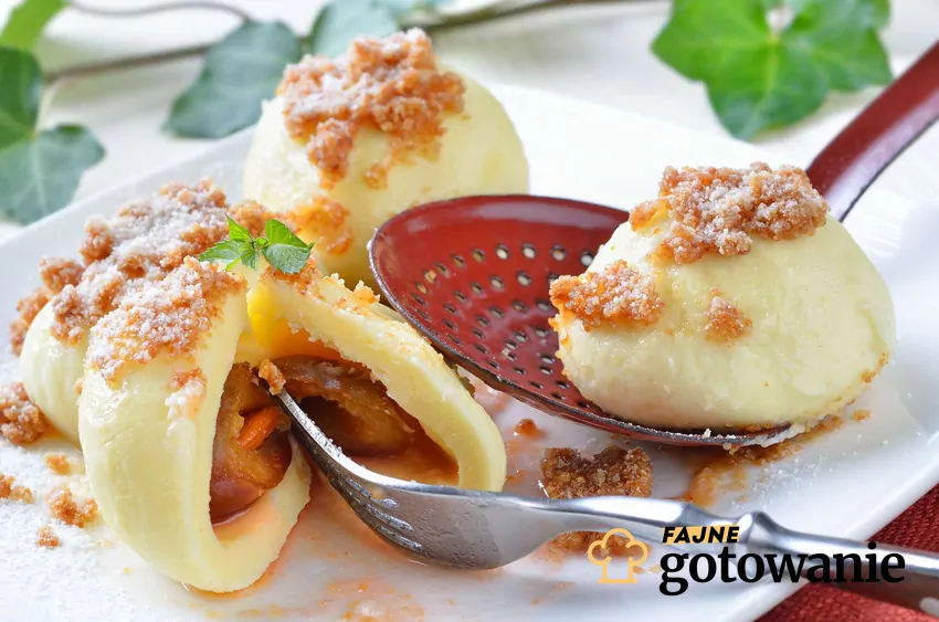 Pierogi ze śliwkami Pierogi ze śliwkami i widelcem