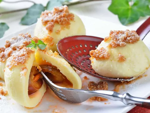 Przepis: Pierogi ze śliwkami