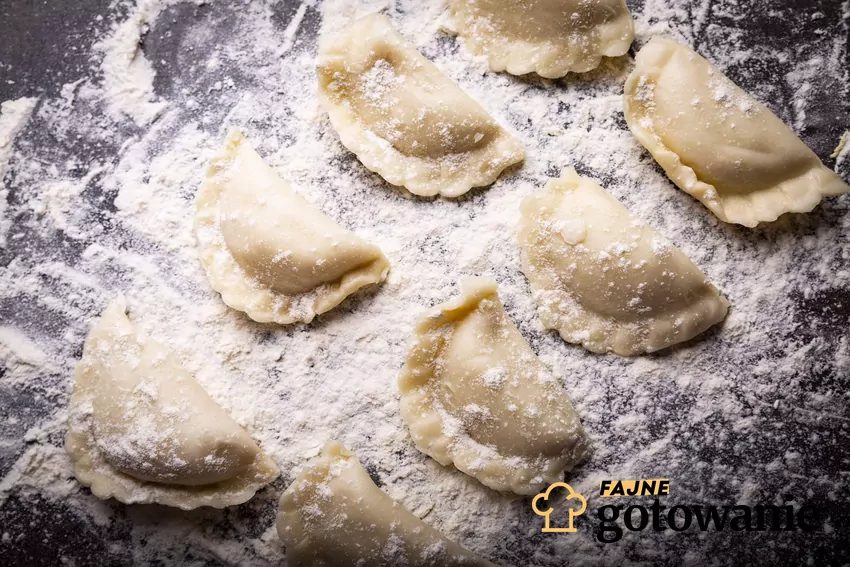 Pierogi z wiśniami Pierogi z wiśniami na stolnicy