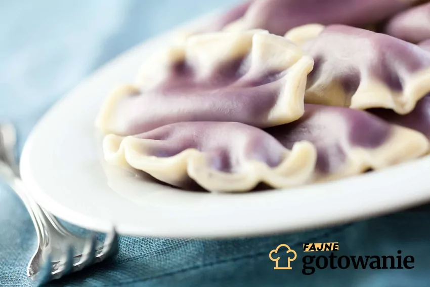 Pierogi z czereśniami na talerzu