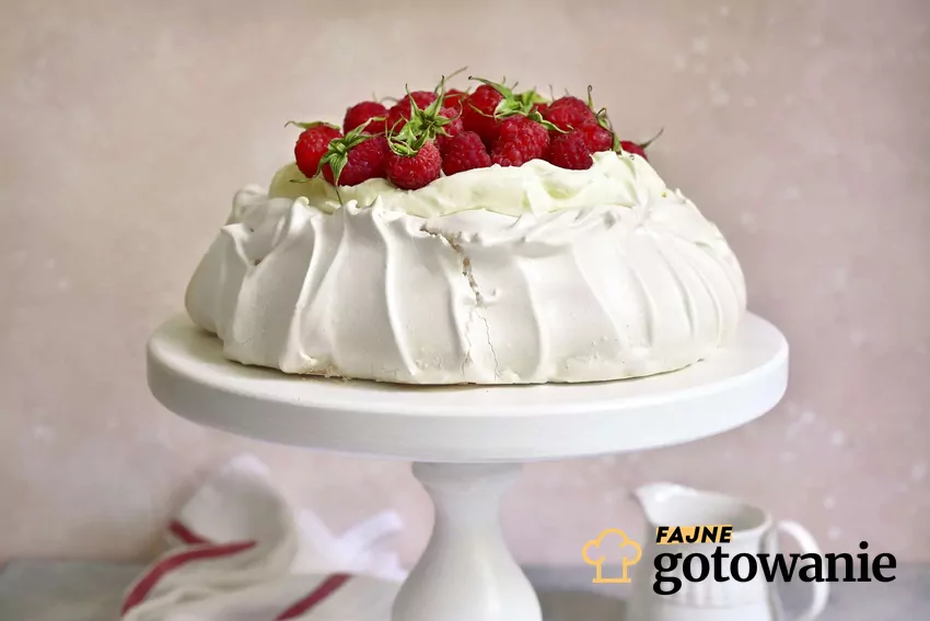 Pavlova z malinami na paterze