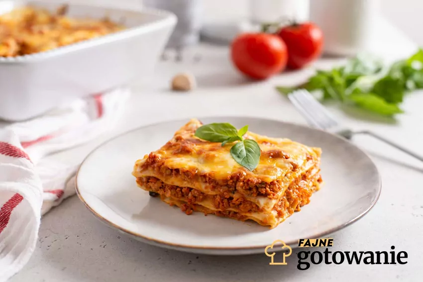 Porcja lasagne na eleganckim talerzu.