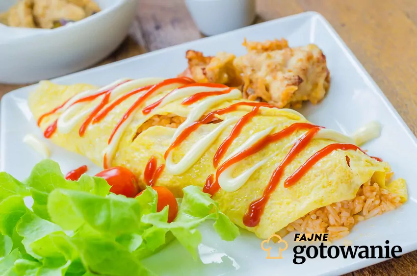 Omurice z ketchupem i kurczakiem