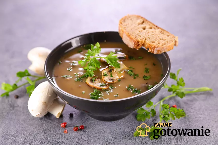 Zupa chlebowa Zupa chlebowa w glinianej misce