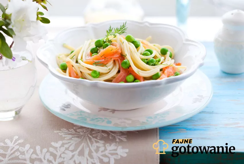 Spaghetti z łososiem Łosoś ze spaghetti w miseczce