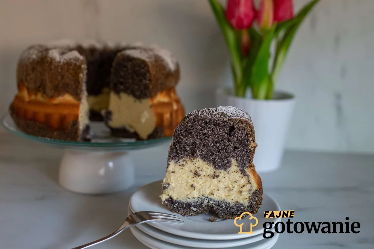 Ciasto biszkoptowe z masą makową z puszki