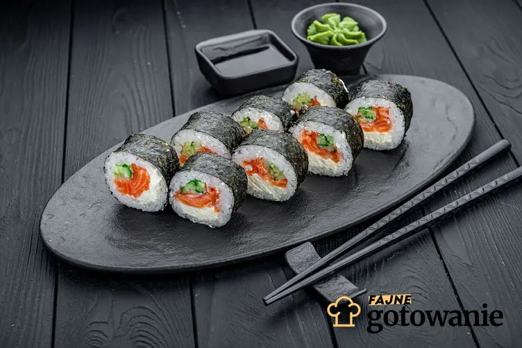 Futomaki sushi podane na ciemnym półmisku.