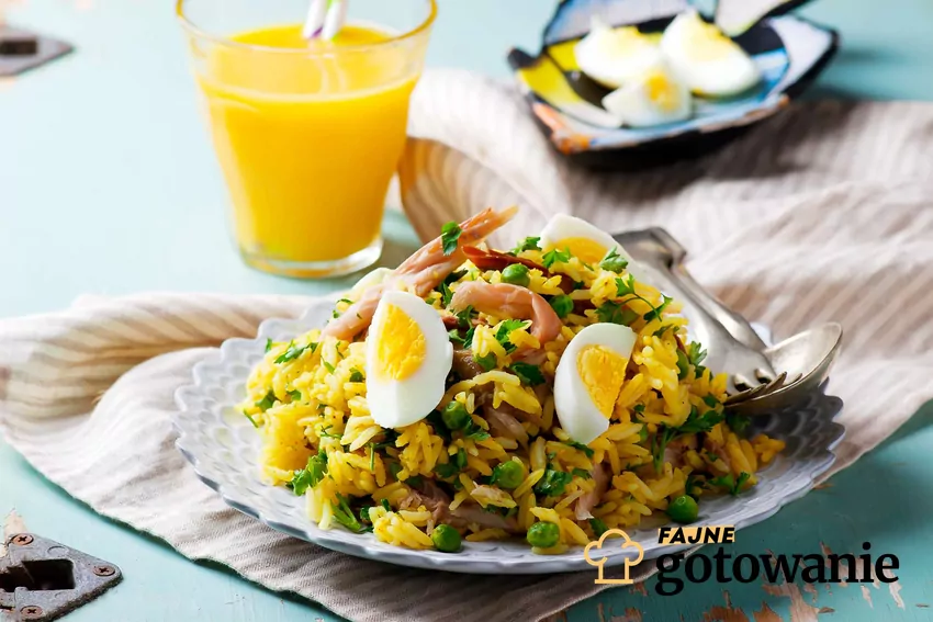 Kedgeree na białym talerzu