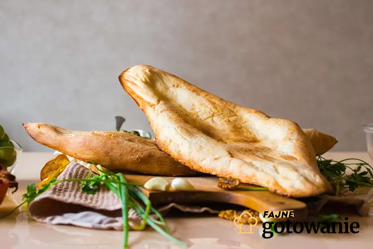 Gruziński chleb podany na drewnianej desce do krojenia.