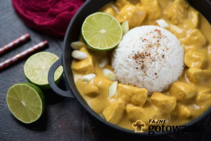 Żółte curry z kurczaka Curry z kurczakiem i ryżem.
