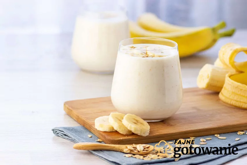 Shake z banana Szklanka z bananowym shake.