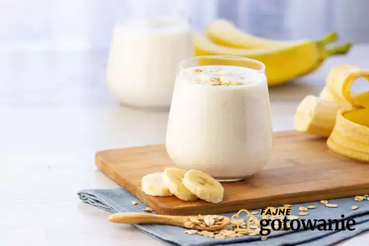 Szklanka z bananowym shake.