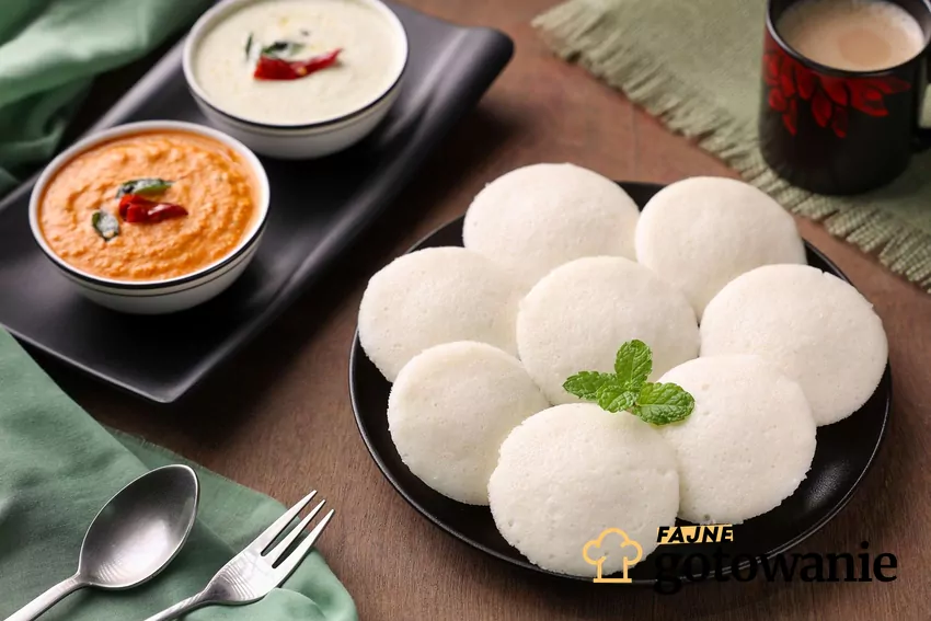 Tradycyjne indyjskie idli z chutney.