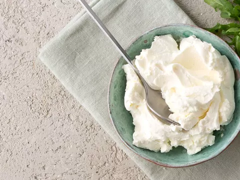 Przepis: krem z bitej śmietany i mascarpone