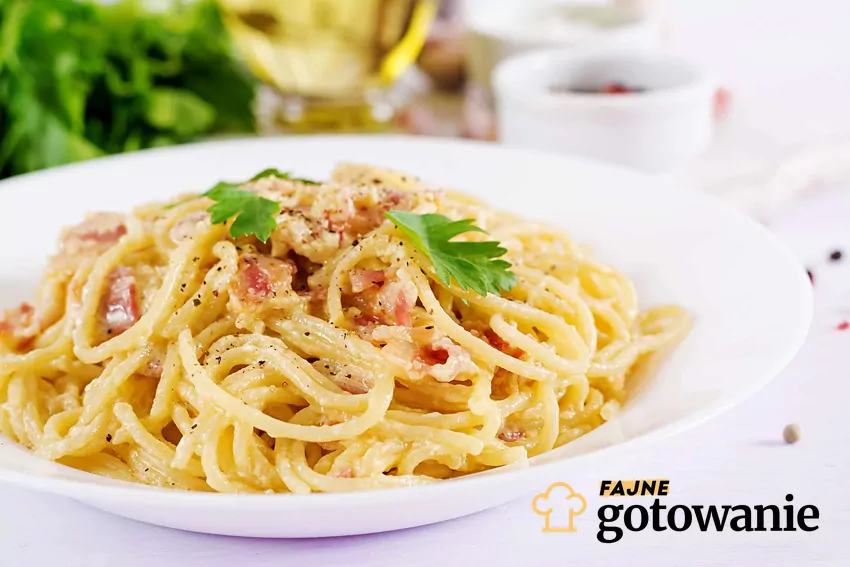 Makaron carbonara na białym talerzu