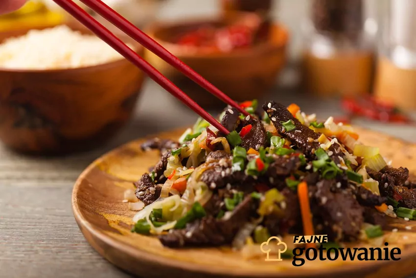 Koreańskie Bulgogi Bulgogi na drewnianym talerzyku.