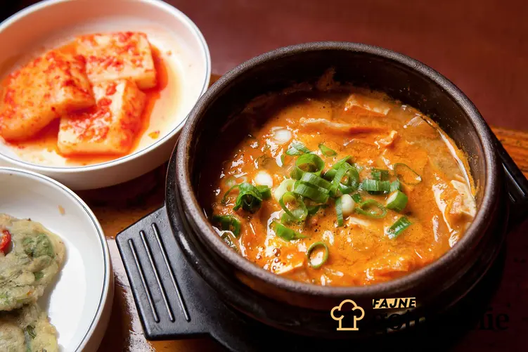 Zupa koreańska podana w miseczce.