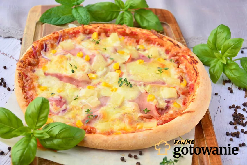Pizza hawajska Pizza z ananasem na desce