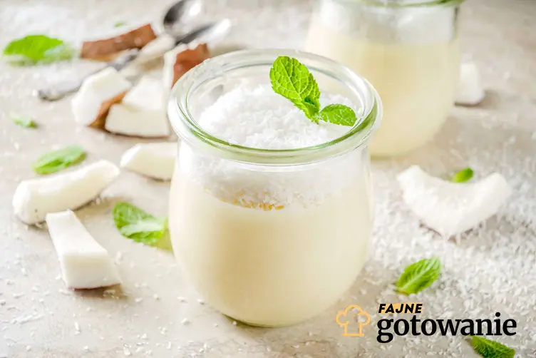 Deser z mleka kokosowego podany w szklanym słoiczku, udekorowany świeżą miętą.