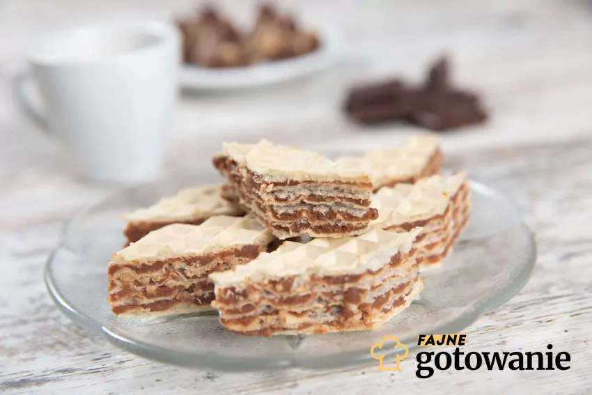 Wafle przekładane Dekoracyjne wafle na talerzyku