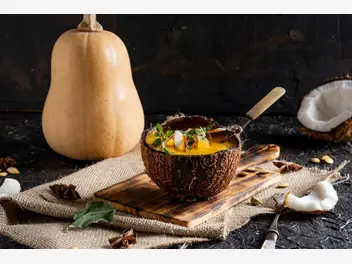 Ilustracja przepisu na: zupa z dyni piżmowej z kokosową nutką i grzankami z tofu