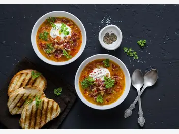 Ilustracja przepisu na: zupa krem z soczewicy czerwonej z mozzarellą, grzankami i sezamem