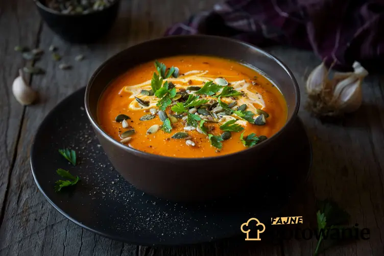 Rozgrzewająca zupa podana w czarnej misce, ozdobiona świeżą pietruszką.