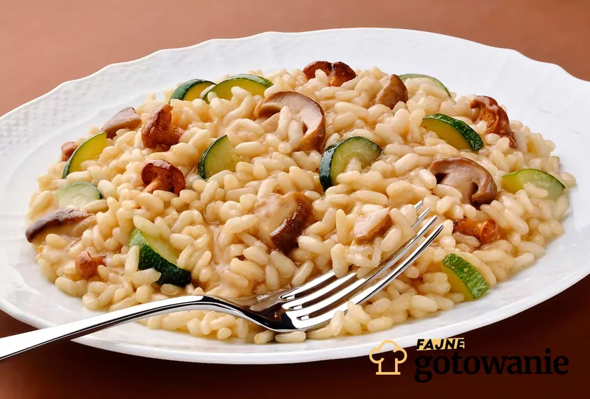 Risotto z pieczarkami i cukinią Risotto w białym talerzu