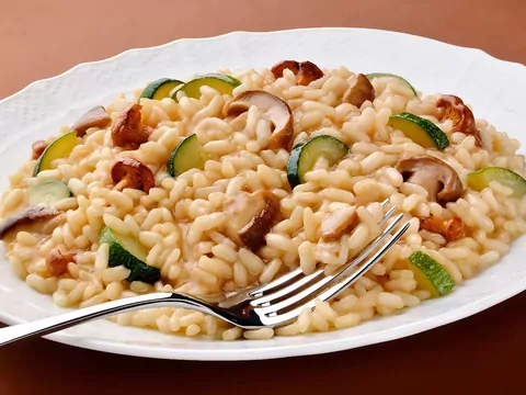 Przepis: risotto z pieczarkami i cukinią