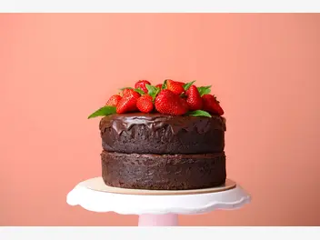 Ilustracja przepisu na: tort czekoladowy z truskawkami